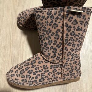 Leopard Print Bearpaw warm boots size 8 
like new-
UGG like boots